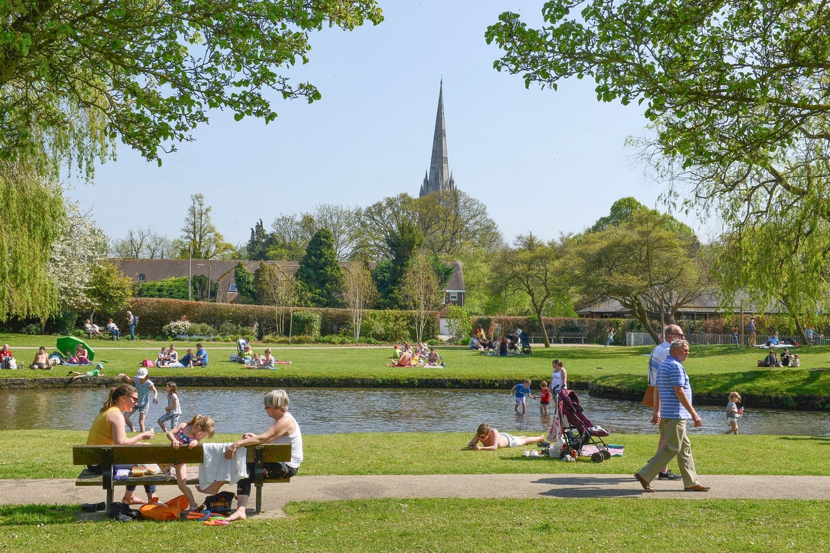 O rio Queen Elizabeth Gardens, em Salisbury, enche de esgoto apenas 13 dias depois de receber o status de balneário