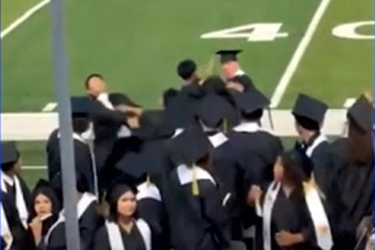 Wild brawl breaks out between cap-and-gown-wearing seniors as names are being called at their graduation – UK Times Wild brawl breaks out between cap-and-gown-wearing seniors as names are being called at their graduation – UK Times