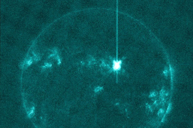 <p>Una potente llamarada solar de clase X emerge de la mancha solar 4455 </p>
