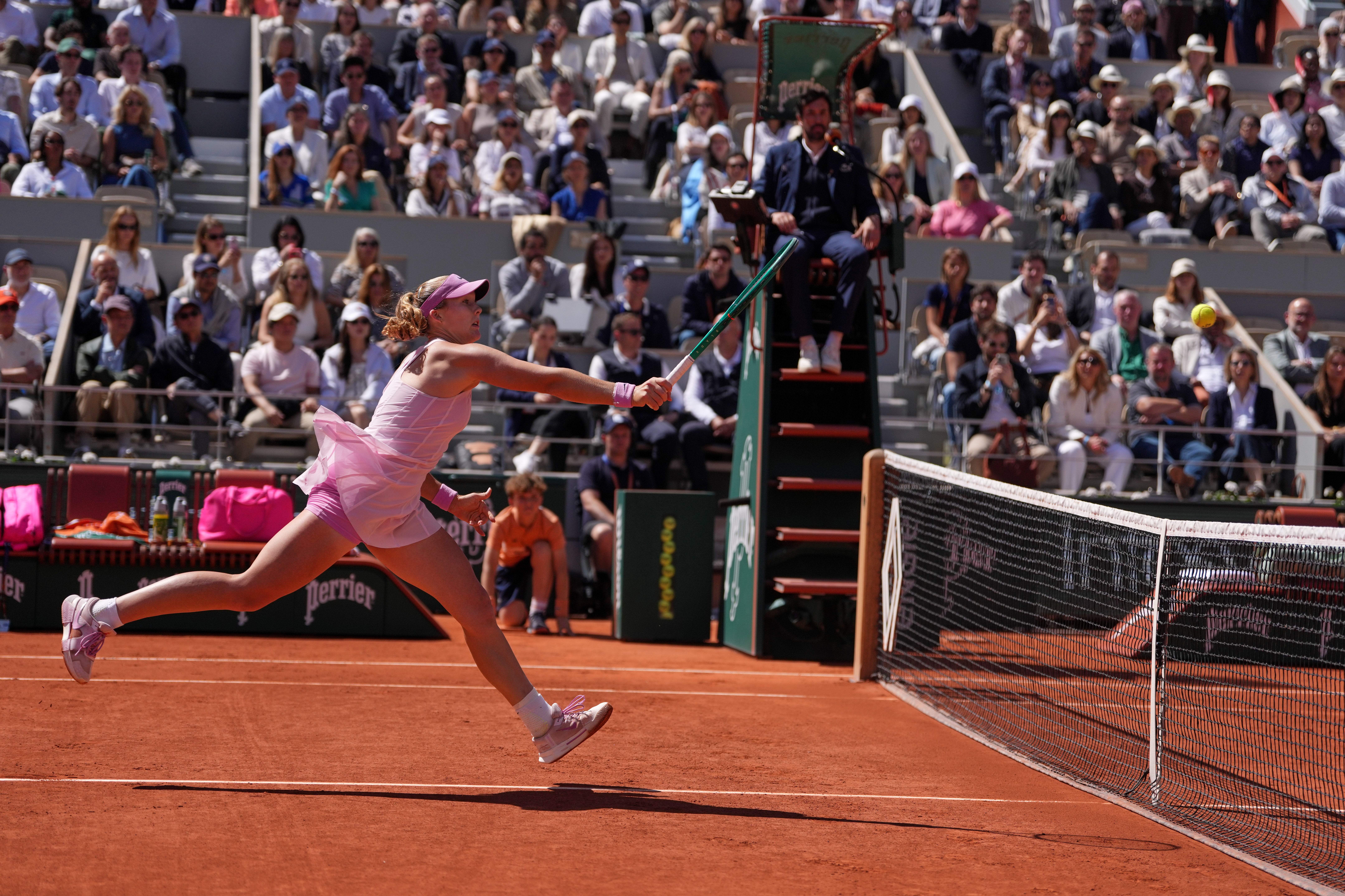 Andreeva played patiently against a tricky opponent and overwhelmed her from the baseline