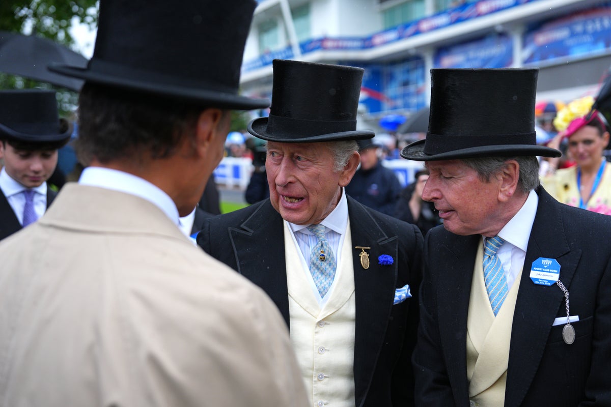 Rei e Rainha fazem um passeio de helicóptero de 160 quilômetros do Royal Wedding até Epsom Derby
