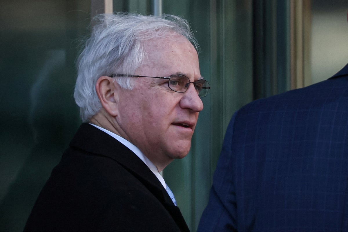 Trump perdoa o ex-deputado Stephen Buyer, condenado por abuso de informação privilegiada