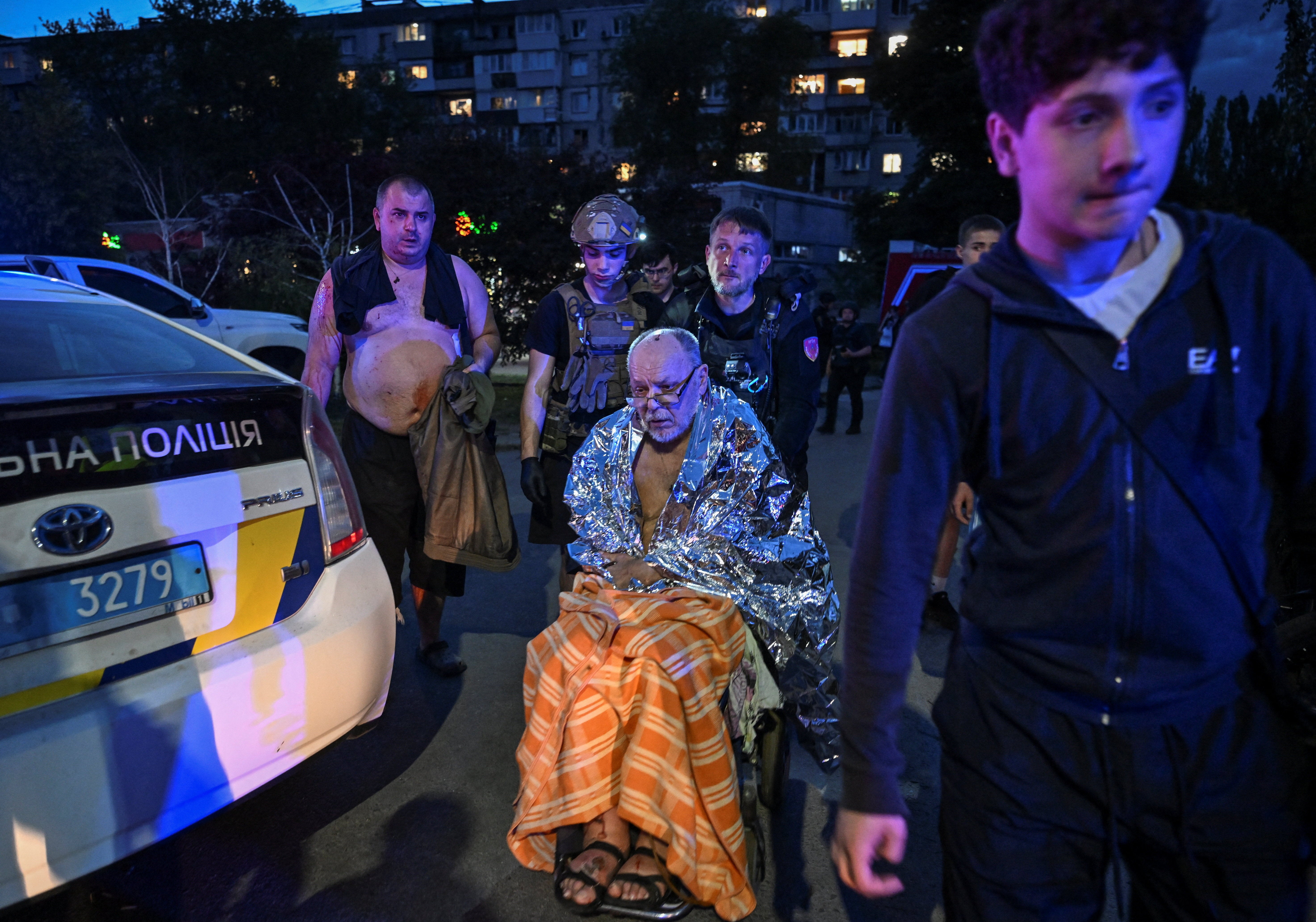 Medical workers and volunteers evacuate wounded residents from the site of an apartment building destroyed by a Russian drone strike, amid Russia's attack on Ukraine, in Zaporizhzhia, Ukraine, 4 June 2026
