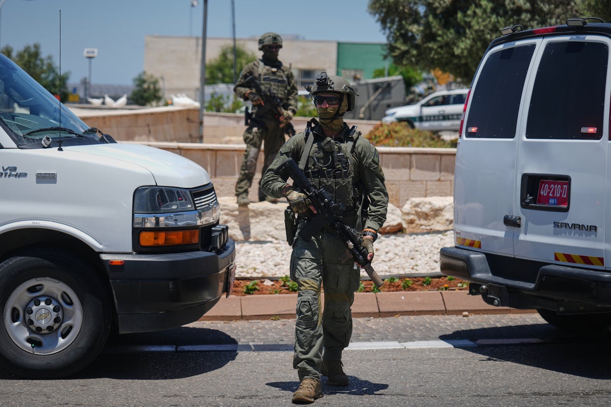 1 dead and 5 wounded in shootings near the West Bank, Israel