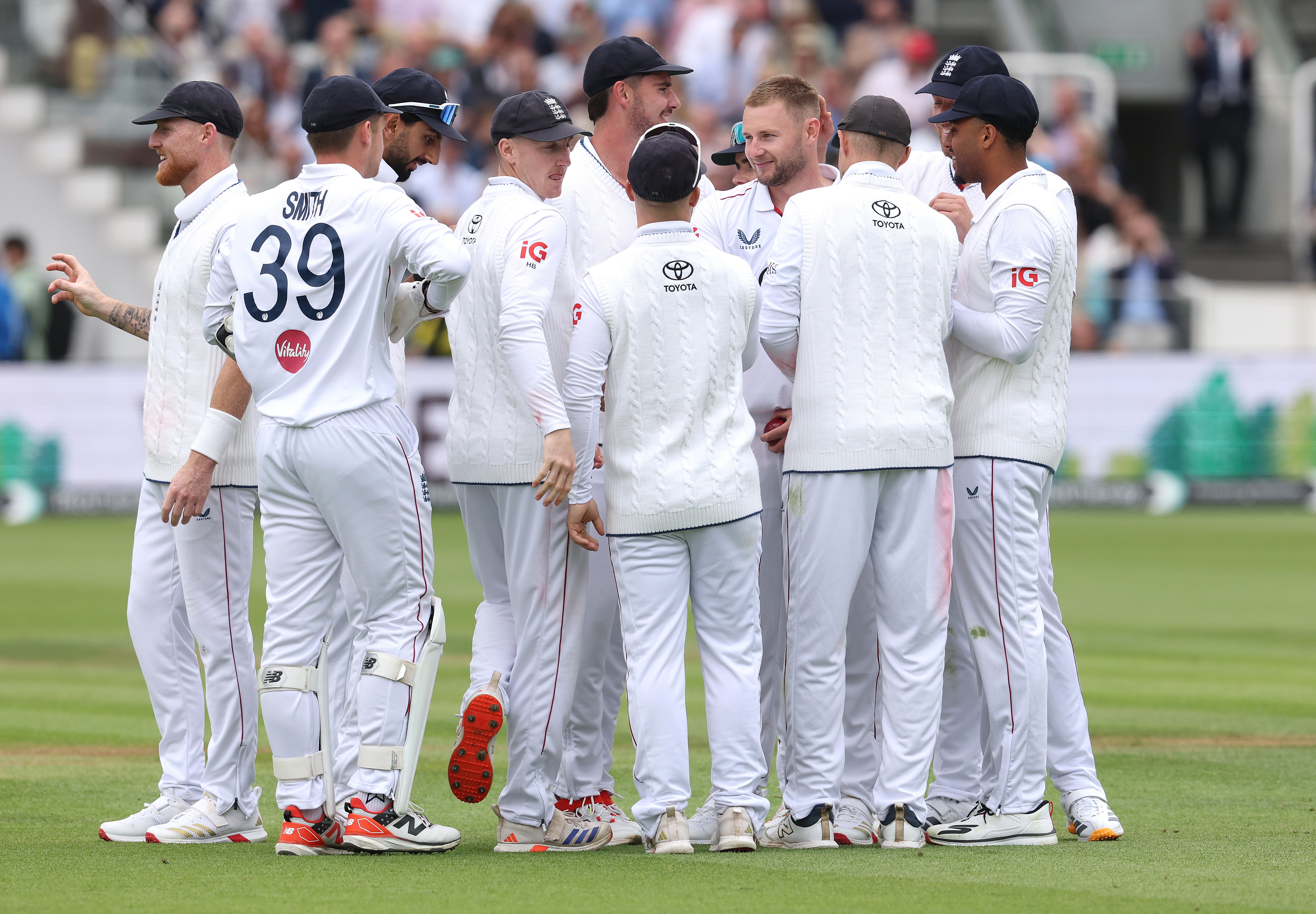 Gus Atkinson (C) of England celebrates with team mates after taking the final wicket of Matt Henry to win the match during day four of the 1st Rothesay test match between England and New Zealand