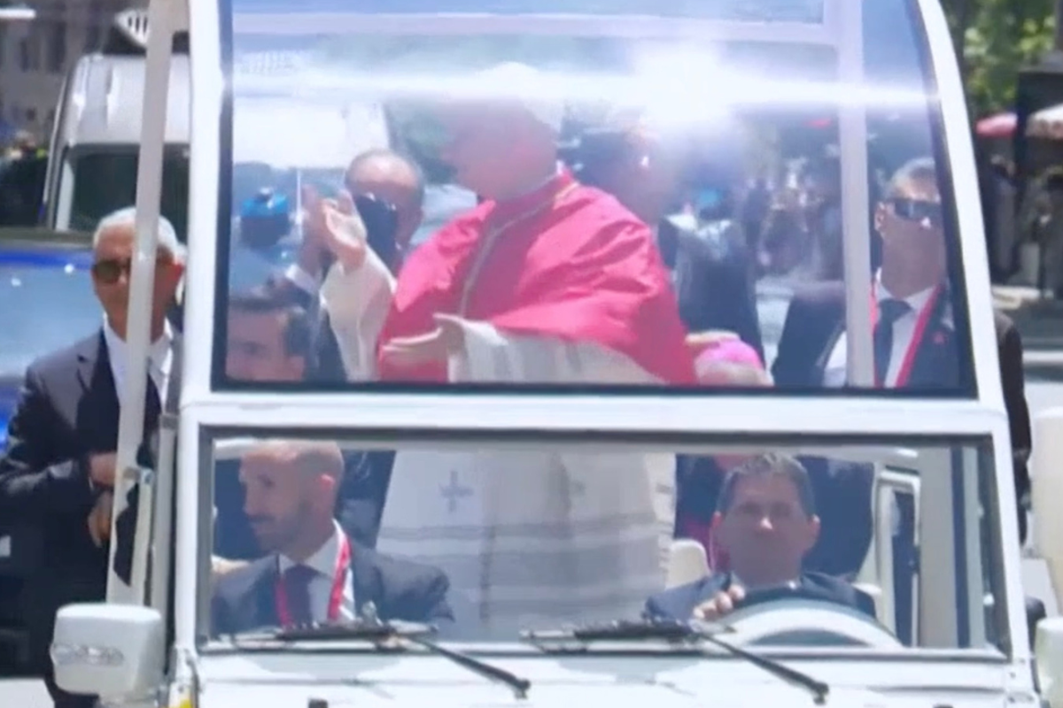 Pope appears to mimic ‘6-7’ gesture during Madrid visit