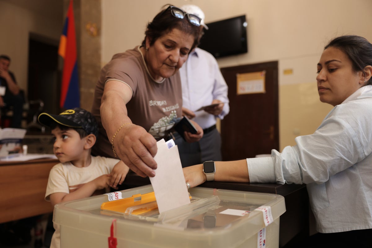 Armenians head to the polls as prime minister works to loose