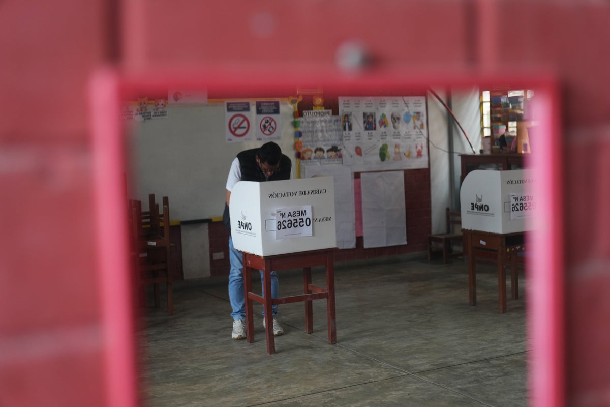 Photos of Peru's presidential election runoff