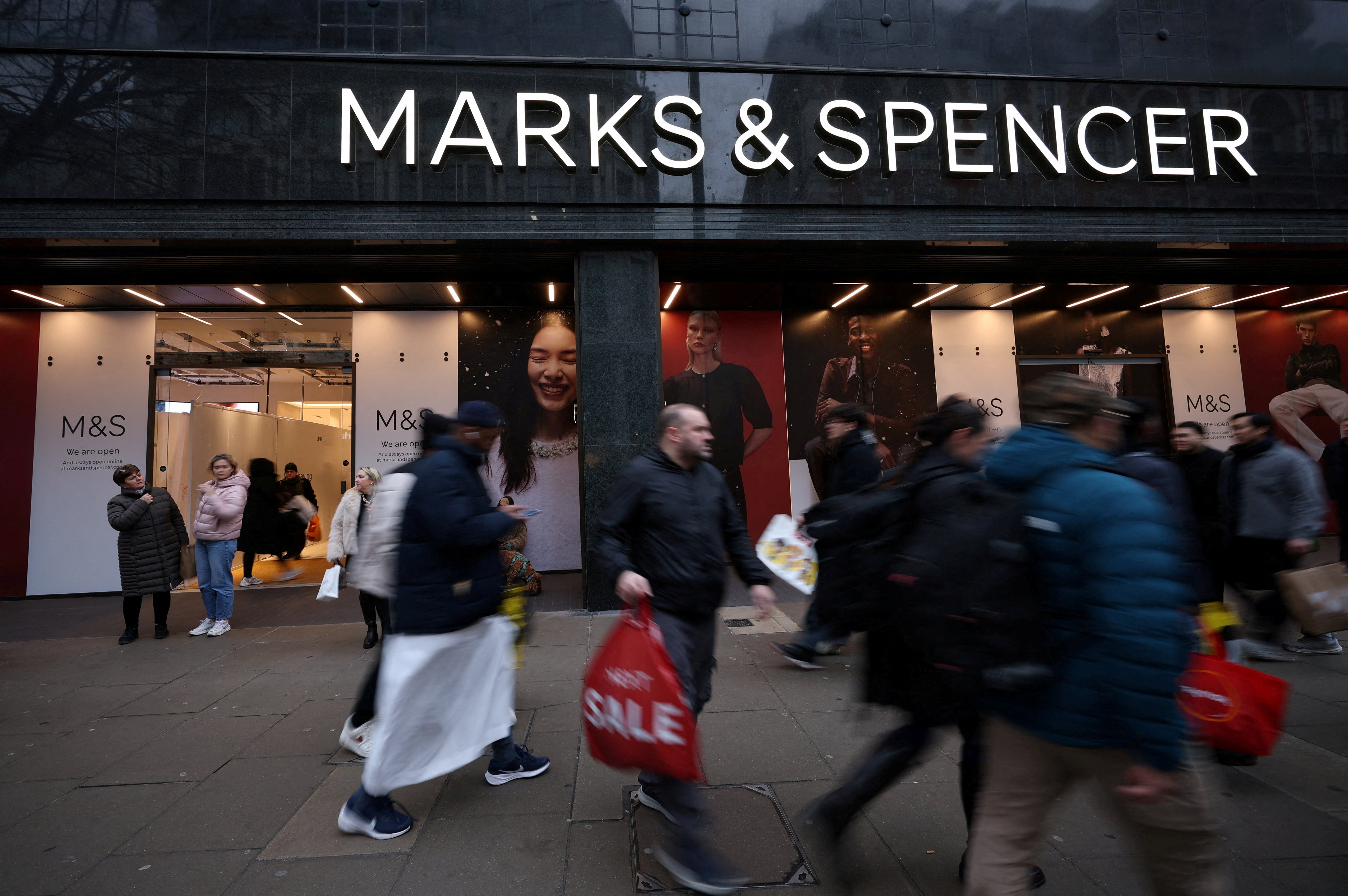 Marks and Spencer is launching a training scheme for 1,000 young people