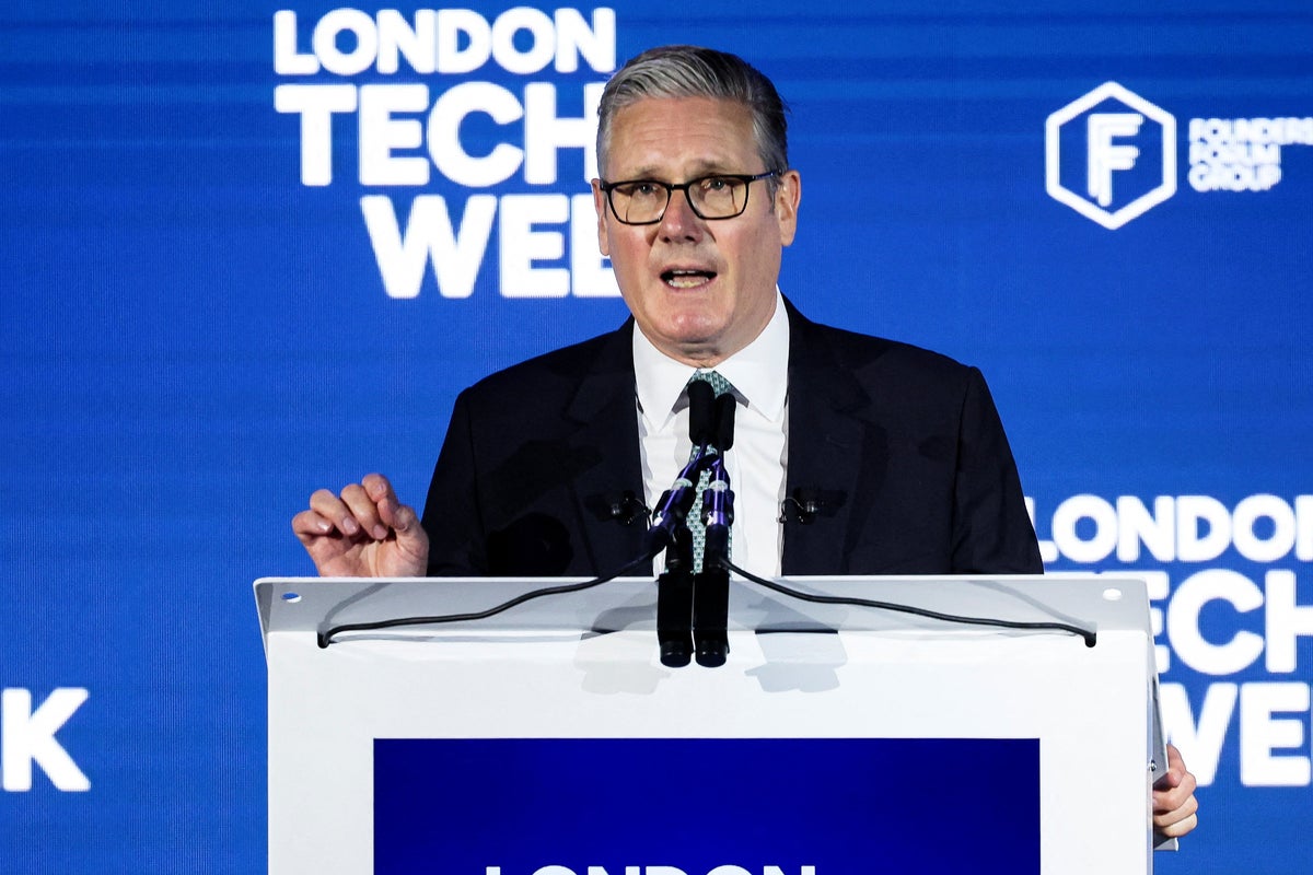 Starmer orders tech companies to block nude images of childr
