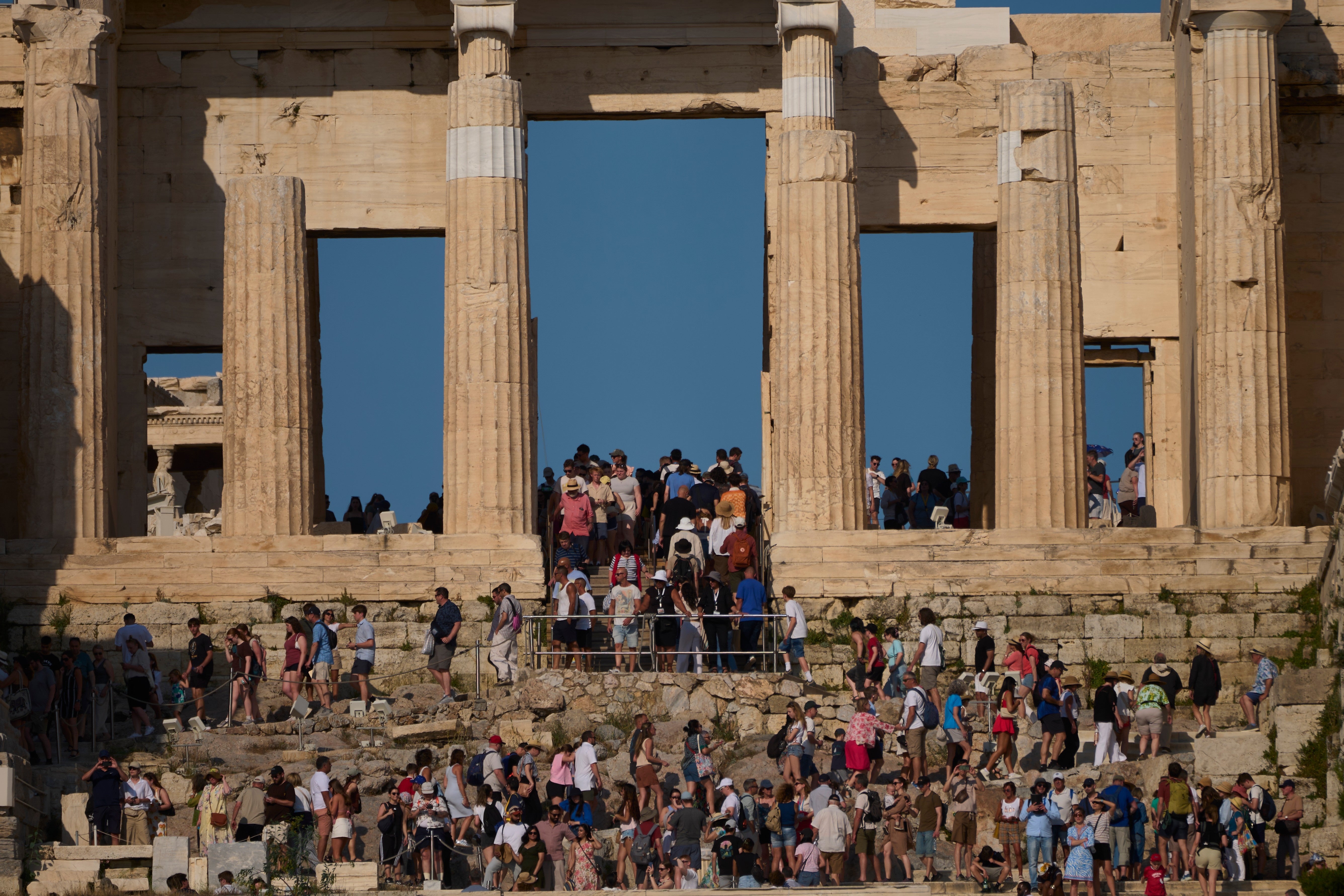 Τουρίστες που απεικονίζονται στα Προπύλαια στον λόφο της Ακρόπολης τον Μάιο