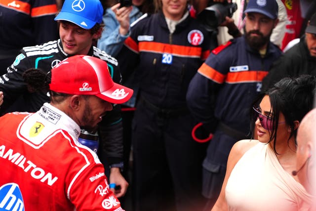 <p>La falta de familiaridad de Kim Kardashian con ciertas tradiciones de la F1 generó escenas incómodas, pero muchas parejas conocen bien esa situación</p>