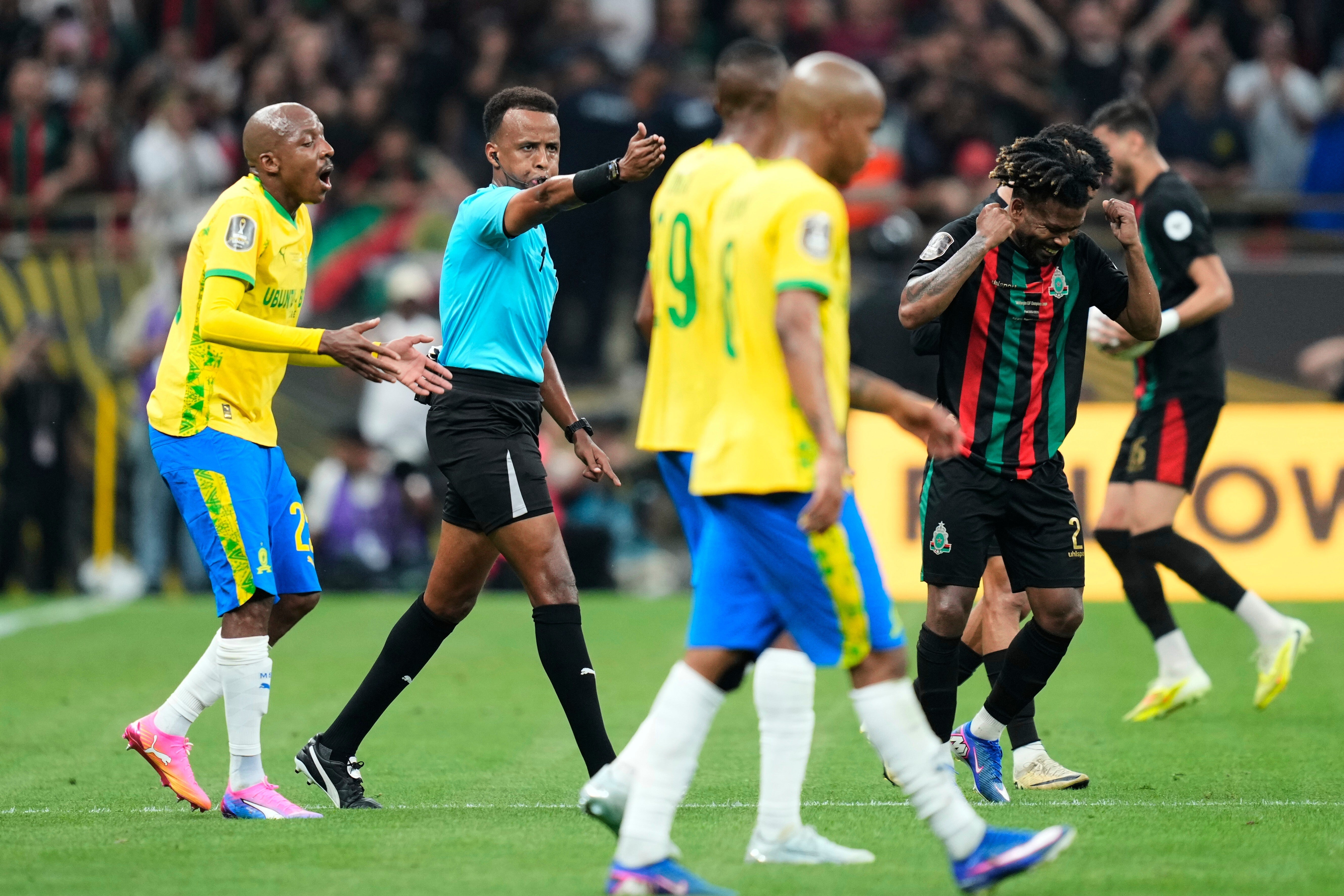 MUNDIAL-ARBITRO-NIEGAN ENTRADA