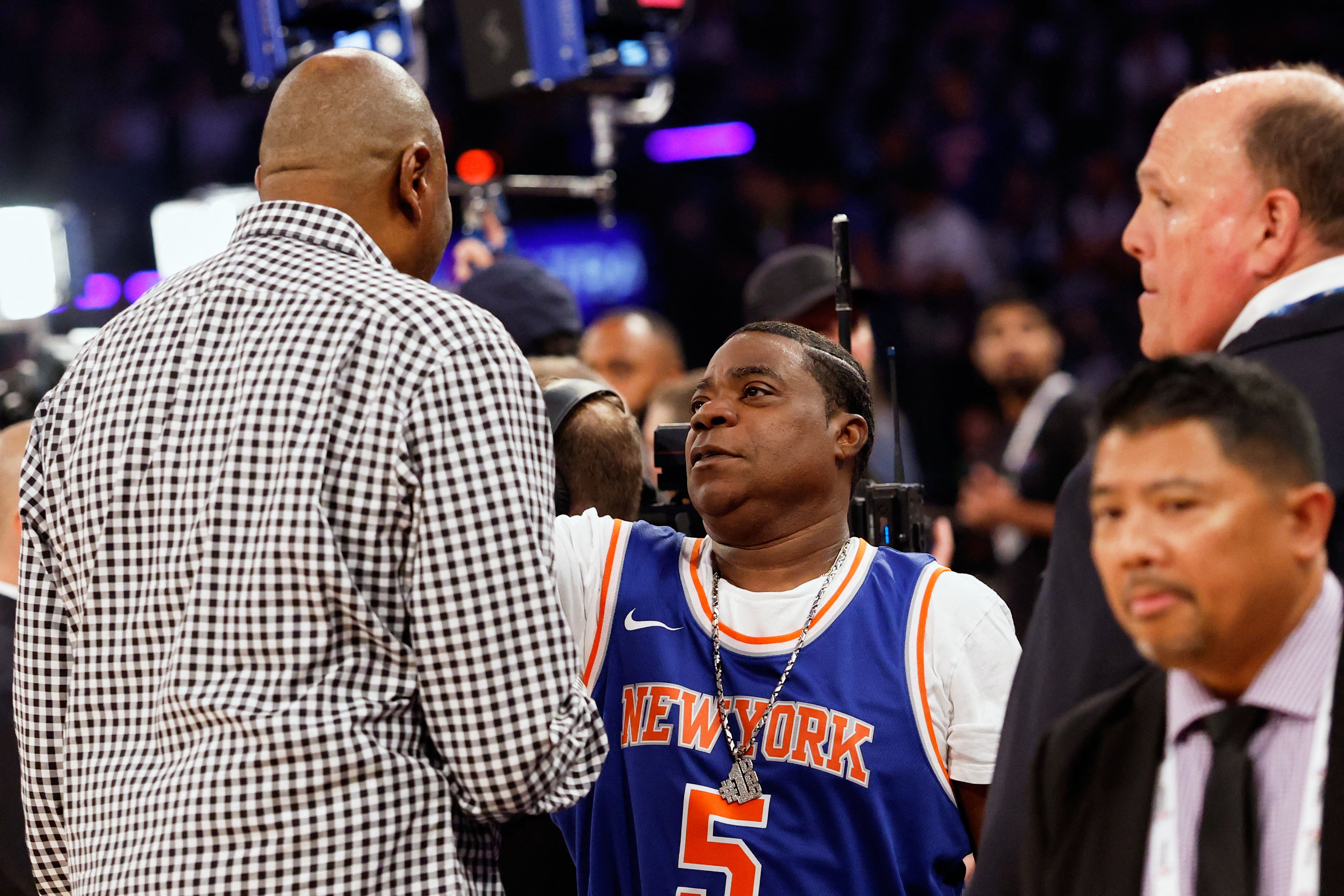 Comedian Tracy Morgan (center) talks with Hall of Fame basketball player Patrick Ewing (Geoff Burke-Imagn Images)