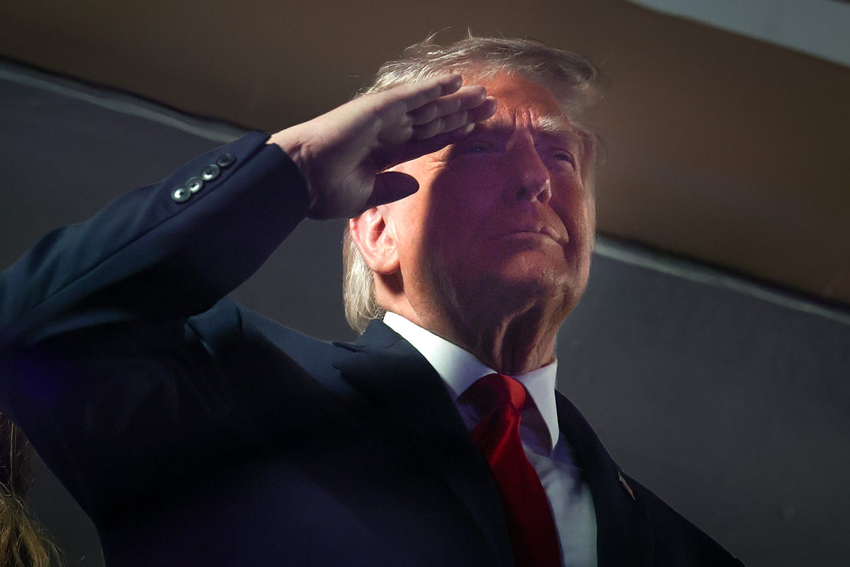 Trump keeps saluting during the national anthem – 