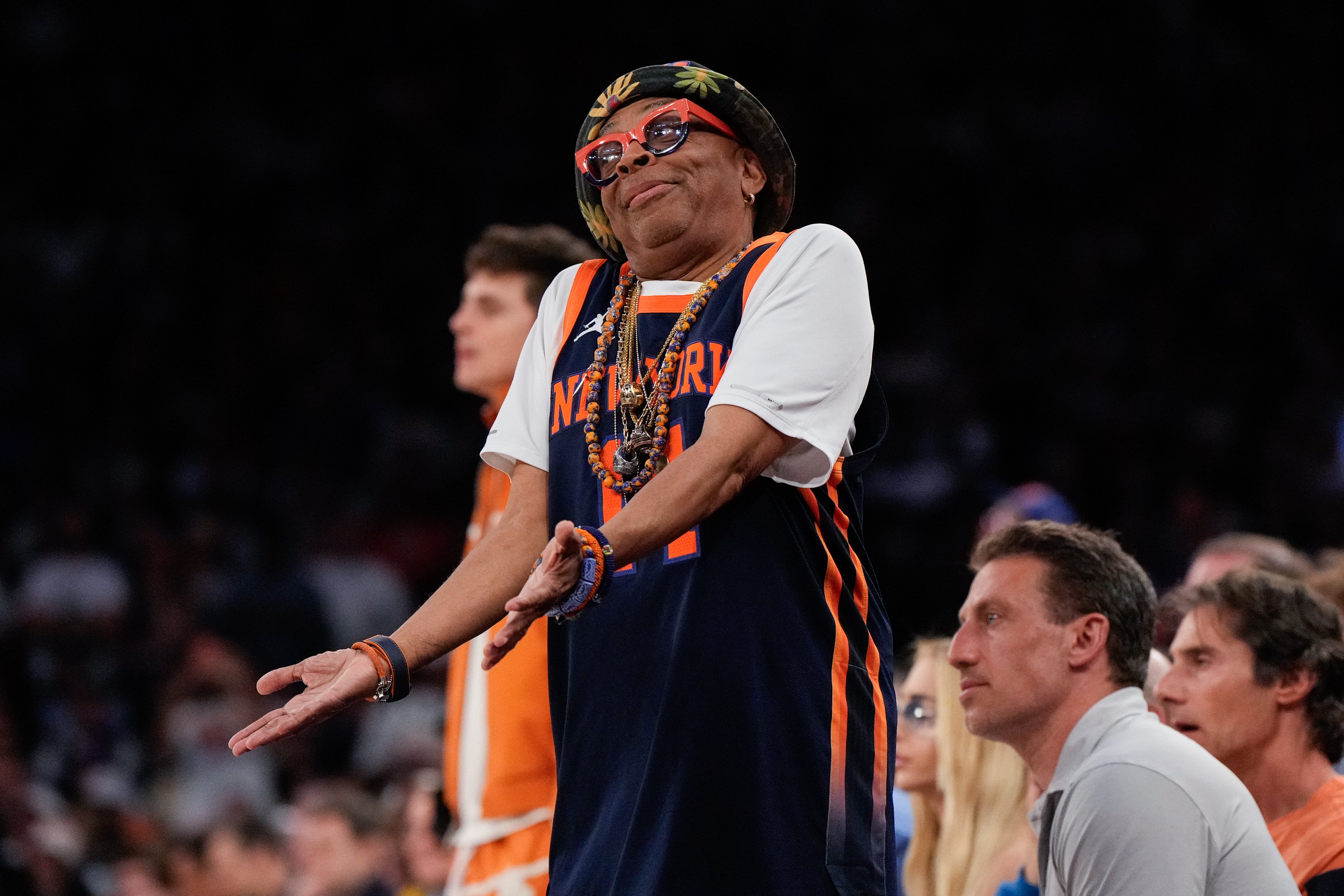 O diretor Spike Lee usou uma camisa especial do New York Knicks no jogo 3 das finais da NBA