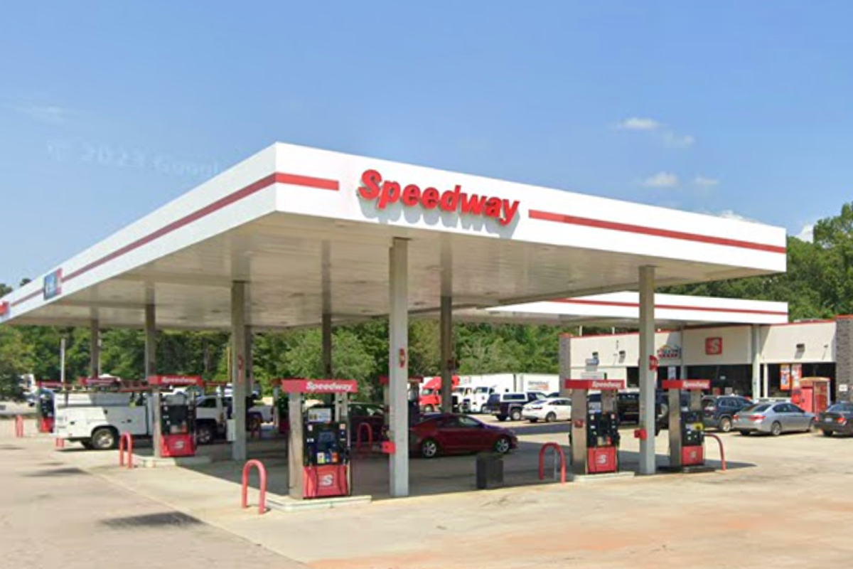 Confusão de combustível em posto de gasolina na Carolina do Norte deixa dezenas de motoristas presos Confusão de combustível em posto de gasolina na Carolina do Norte deixa dezenas de motoristas presos