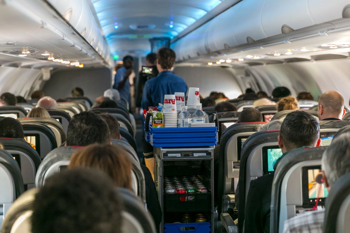 Delta uçağı, içecek anlaşmazlığında uçuş görevlisinin poposuna tokat atan yolcunun ardından yön değiştirdi