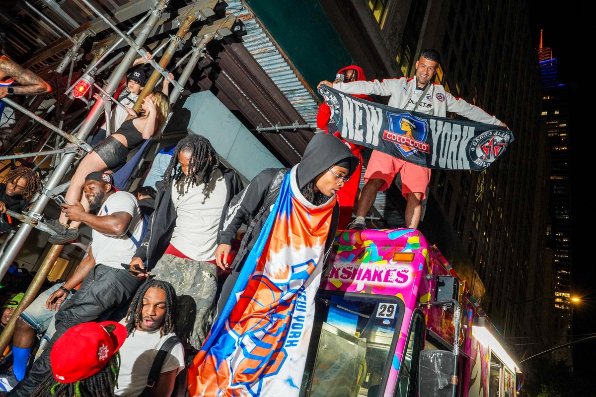 A ‘rowdy’ Knicks watch party ends with 21 in custody and 5 officers injured – UK Times
