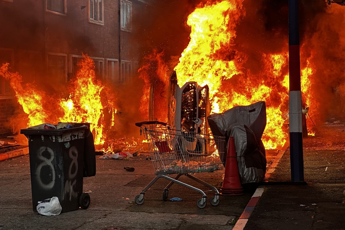 Belfast stabbing latest: Several homes on fire as protesters clash with police after knife attack – UK Times Belfast stabbing latest: Several homes on fire as protesters clash with police after knife attack – UK Times