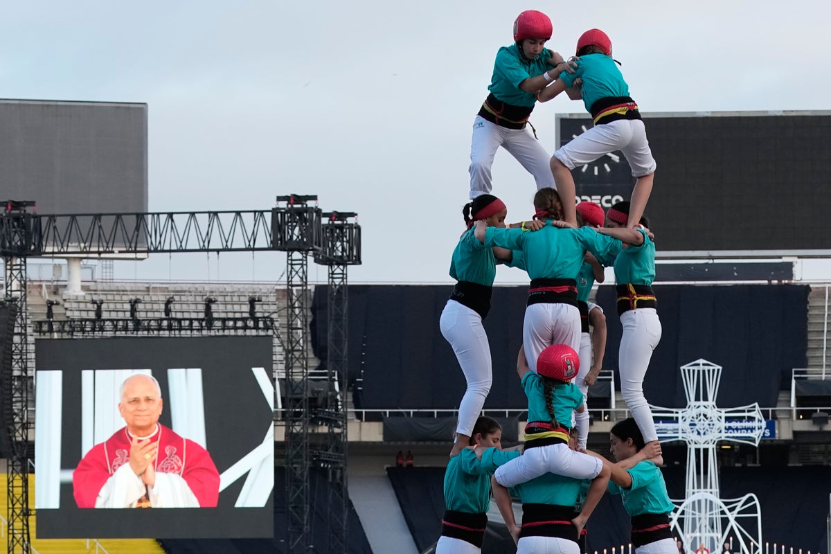 Catalonia’s famed human tower climbers greet Pope Leo in Barcelona – UK Times Catalonia’s famed human tower climbers greet Pope Leo in Barcelona – UK Times