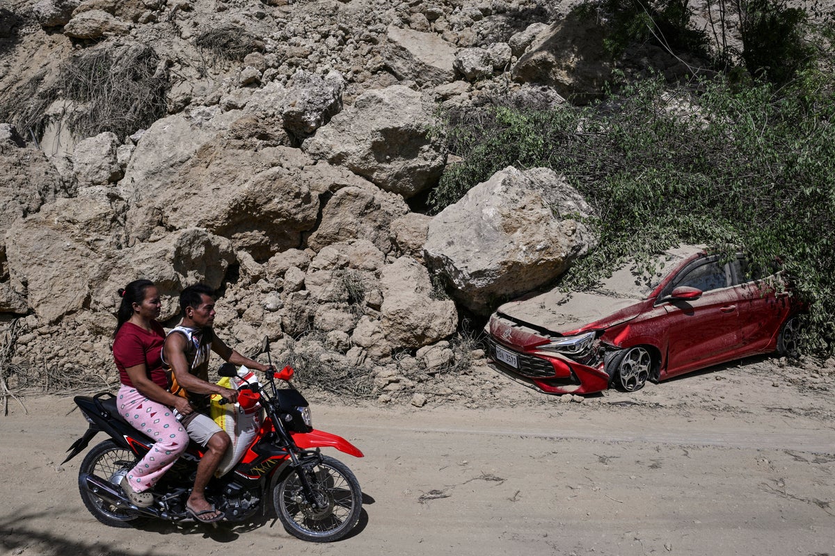 Philippines earthquake displaces 32,000 as tsunami fears sen