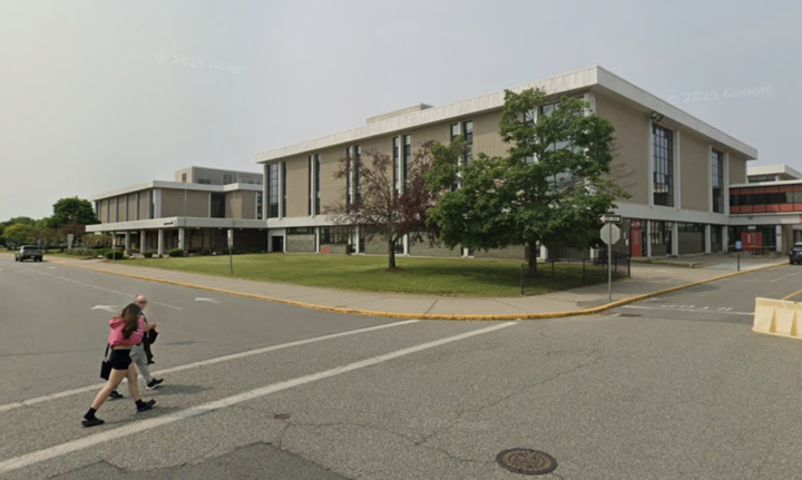 Mom interrupts mayor&rsquo;s speech at high school graduation to accuse him of wrongdoing with her daughter