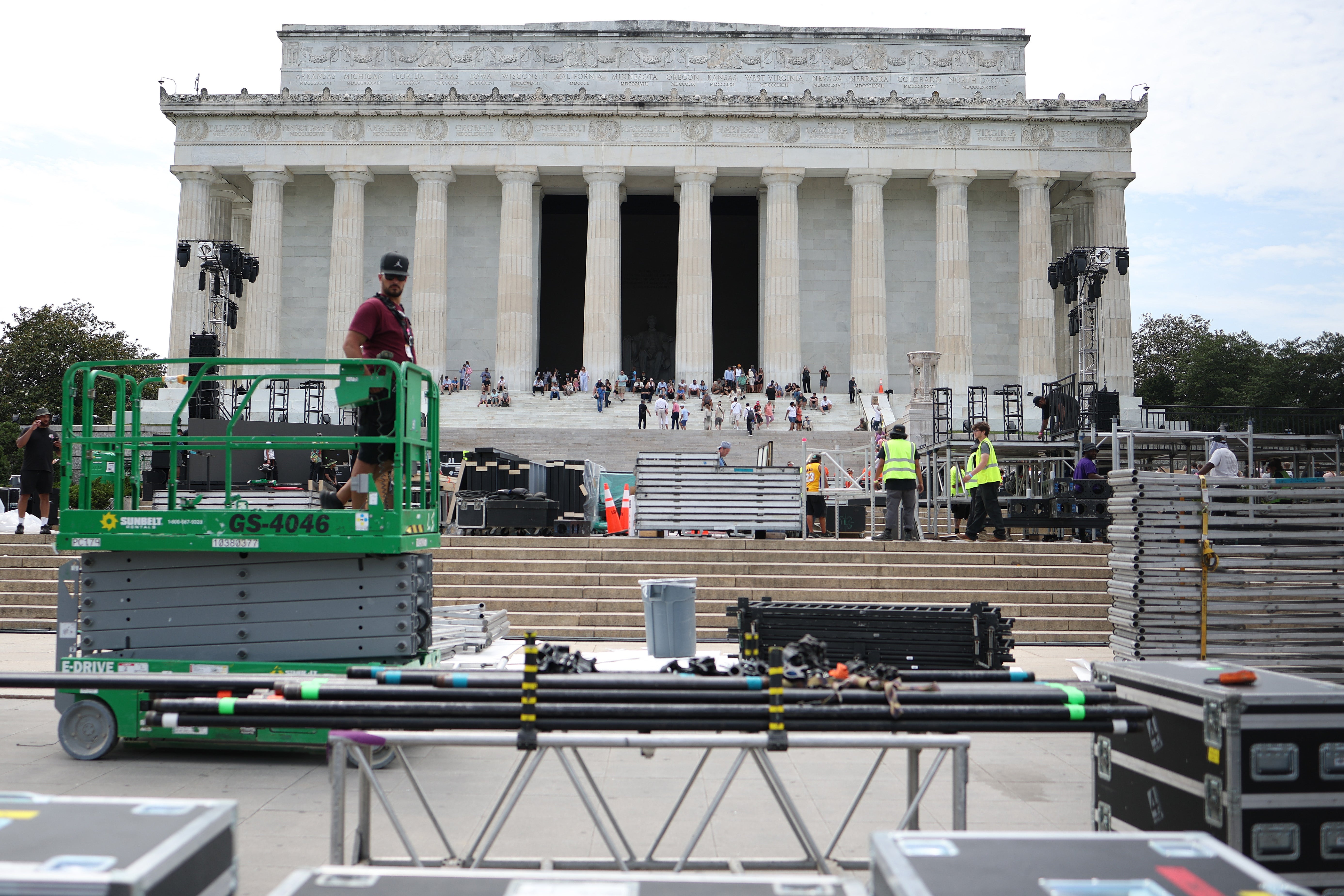 Construction for UFC stage has tourists fuming over blocked views at the Lincoln Memorial