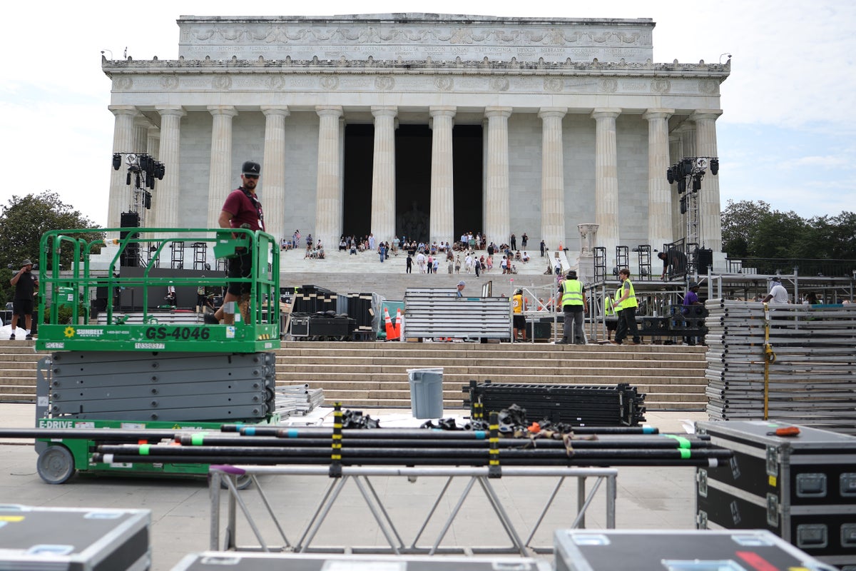 Construction for UFC stage has tourists fuming ove