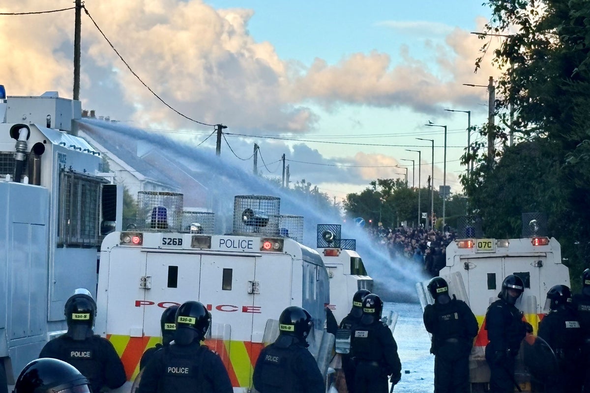 Belfast riots latest: Violence erupts for second night as kn