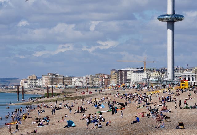 Brighton da daxil olmaqla bəzi bahalı cənub bazarlarında ilkin ev alanların qiymətləri azalıb, Rightmove bildirib (Qaret Fuller/PA)