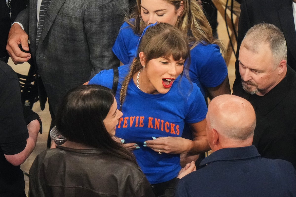 Taylor Swift wears ‘Stevie Knicks’ T-shirt at Game