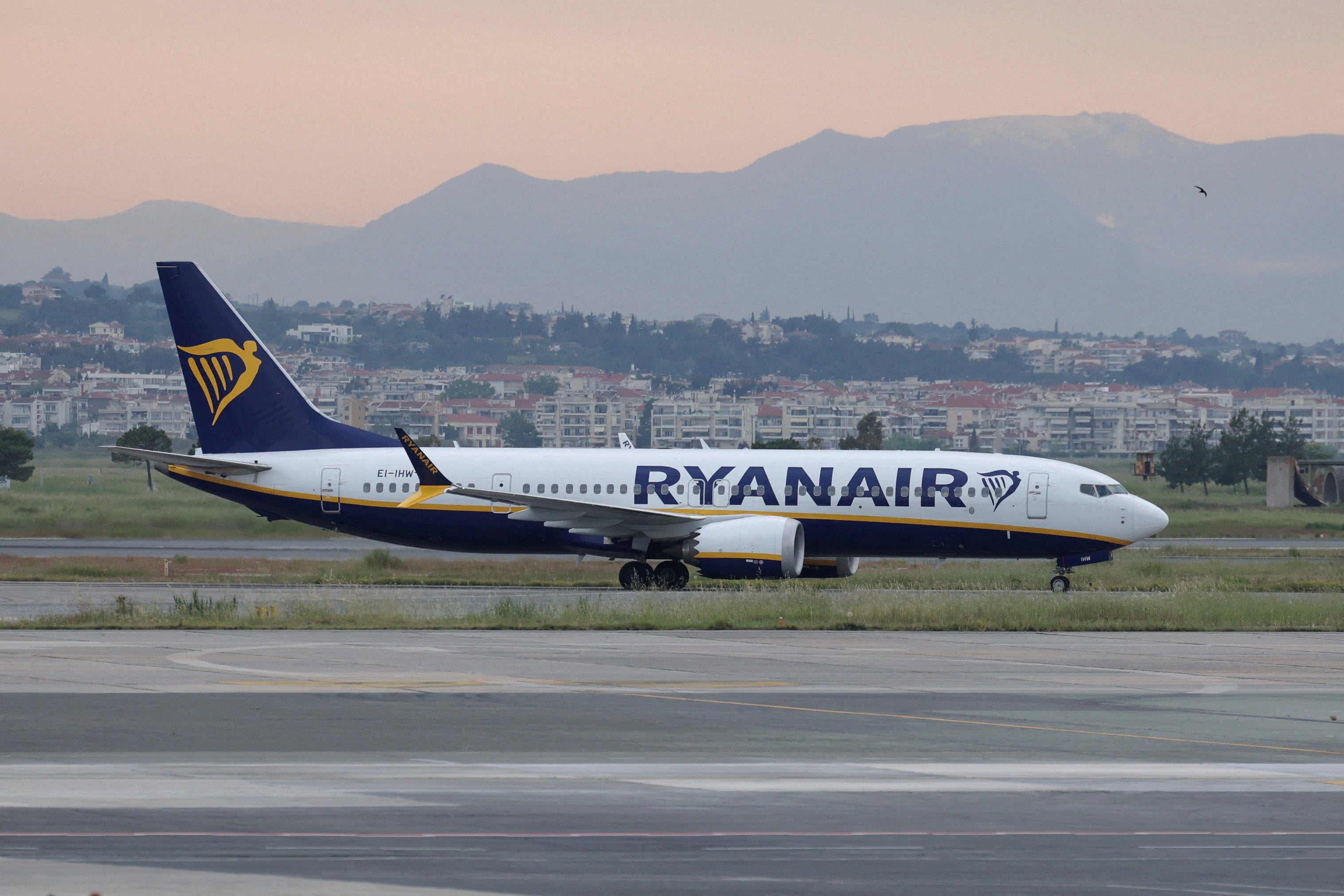 Ryanair being investigated by watchdog for charging parents to sit with their children on flights – UK Times
