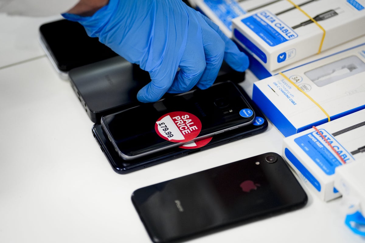 Police push for phone companies to be forced to make stolen 