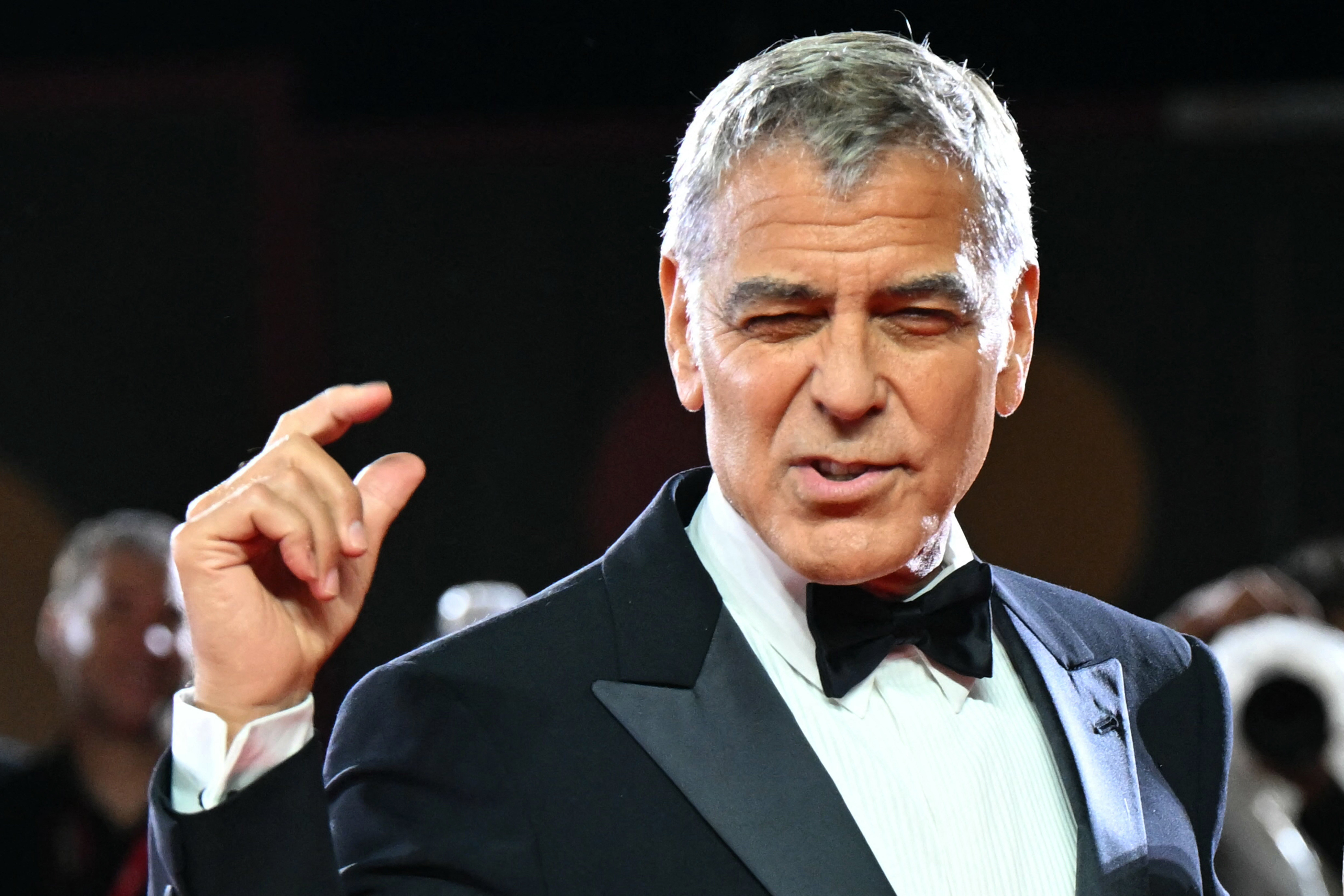 George Clooney läuft über den roten Teppich vor der Vorführung des Films „Jay Kelly“ bei den Filmfestspielen von Venedig 2025