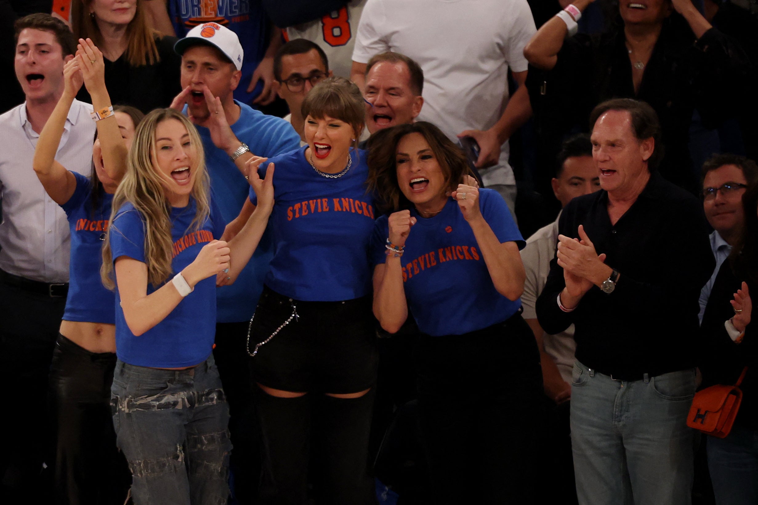 Swift attended Game 4 of the 2026 NBA Finals with Alana and Este Haim and sat with Mariska Hargitay (Reuters)