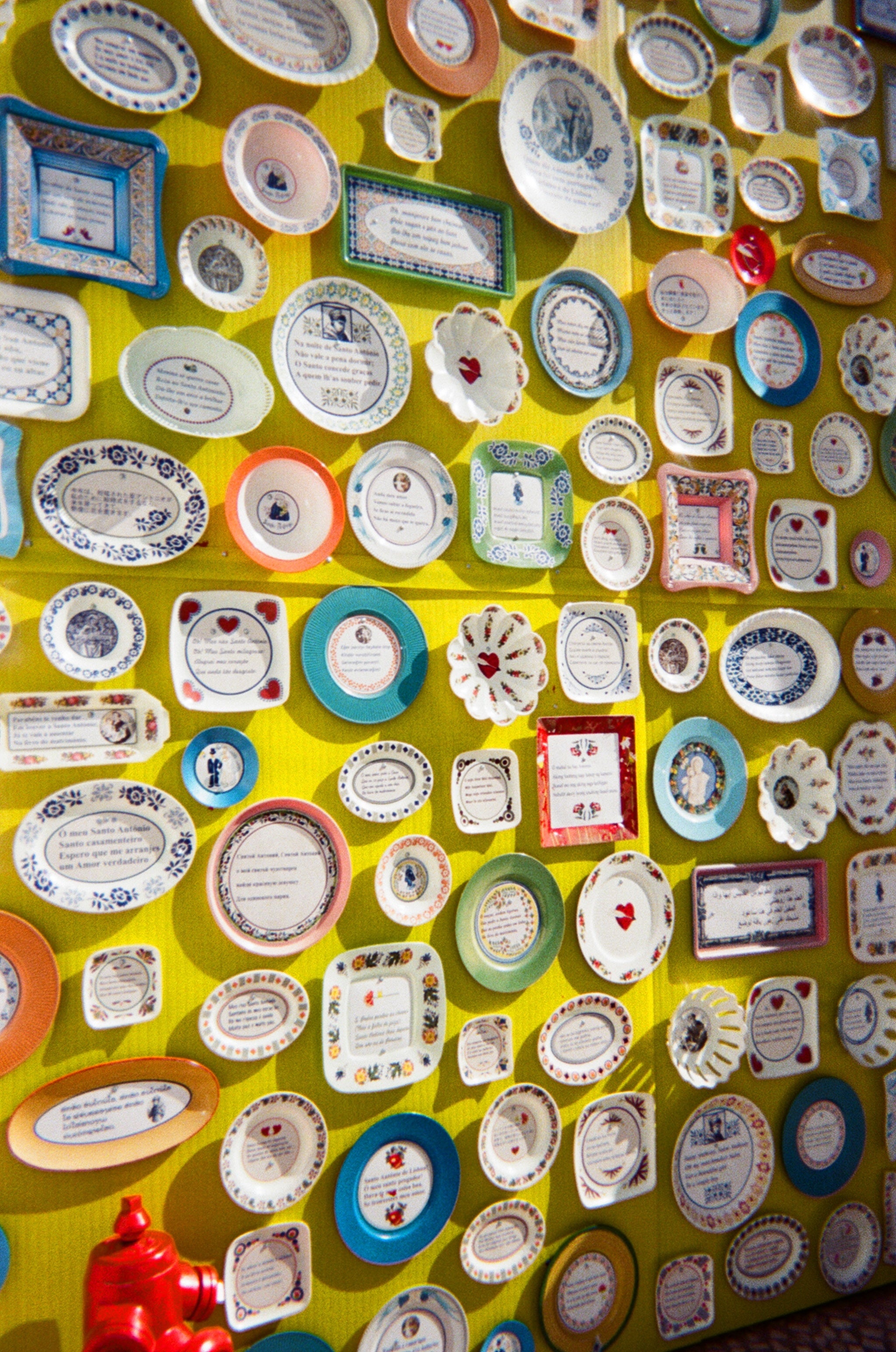 A wall of plates outside Museu de Lisboa