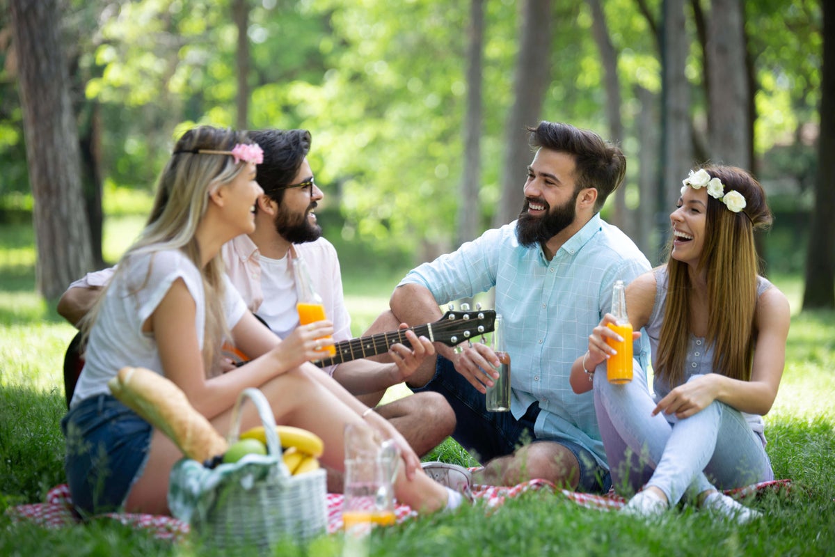 8 ways to stay social on a budget this summer