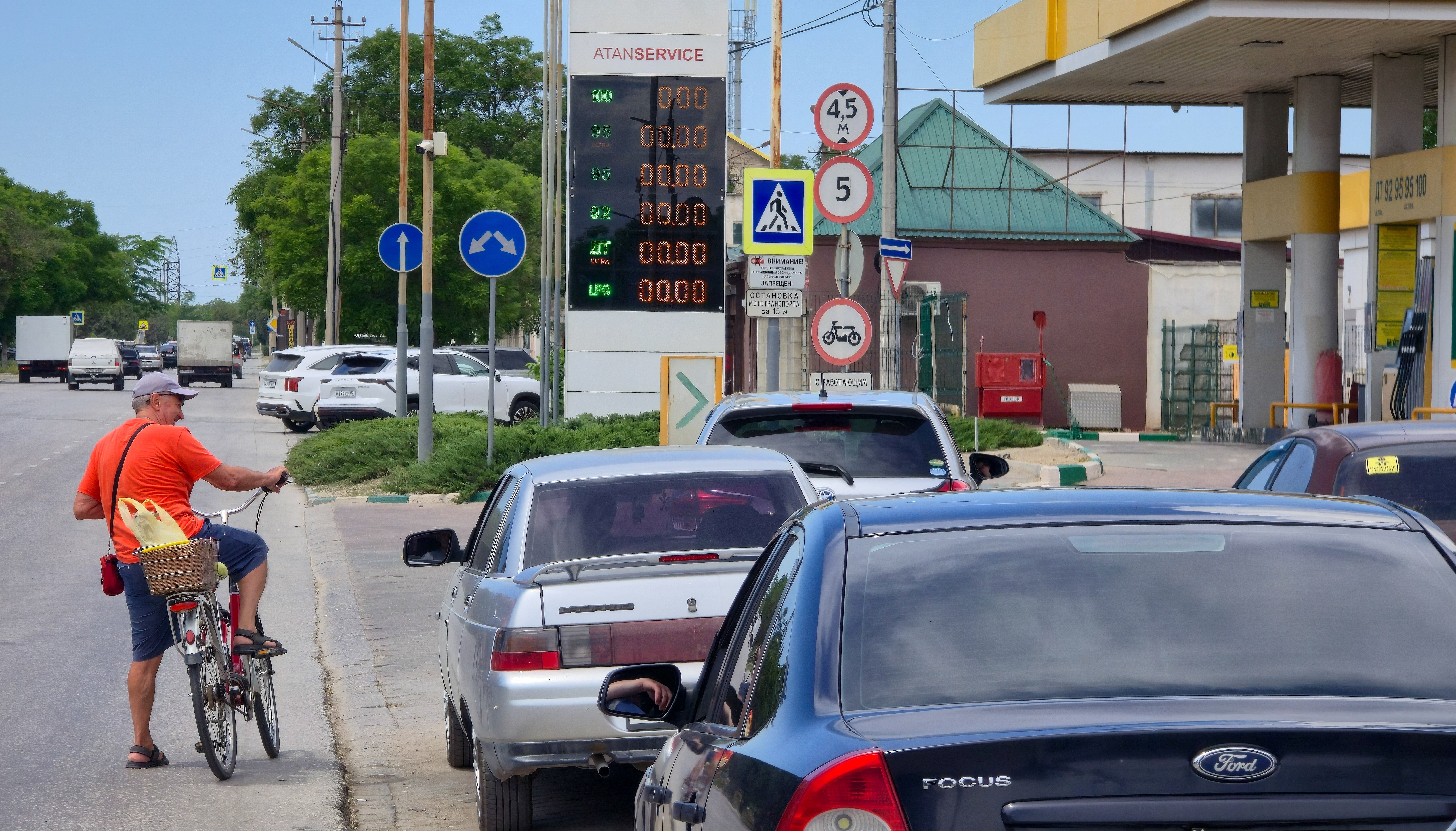 Cars queue to refuel at a gas station after local authorities restricted petrol sales in the Black Sea resort city of Yevpatoriya