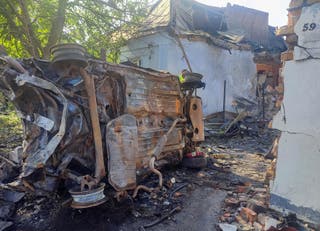 Un automóvil destruido en un lugar donde una casa resultó gravemente dañada por un ataque con drones rusos, en medio del ataque de Rusia a Ucrania, en Mykolaiv, Ucrania, el 12 de junio de 2026.