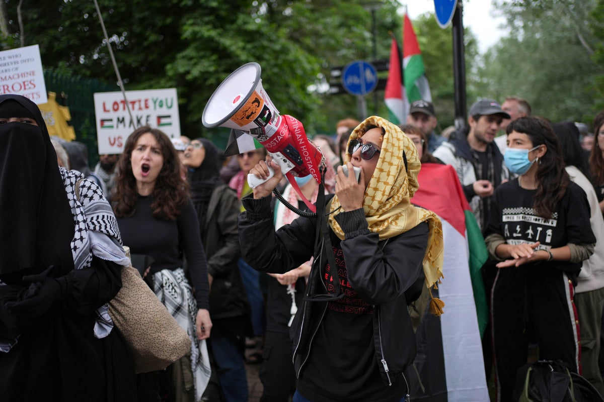 Ativistas da Ação Palestina presos em operação ‘terrorista’ de £ 1,2 milhão em fábrica após dezenas de presos durante protesto