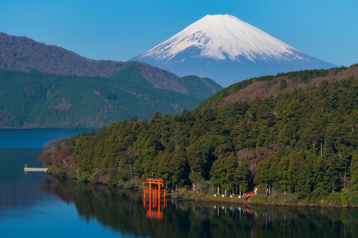 Japanese police investigate father who left seven-year-old son on Mount Fuji