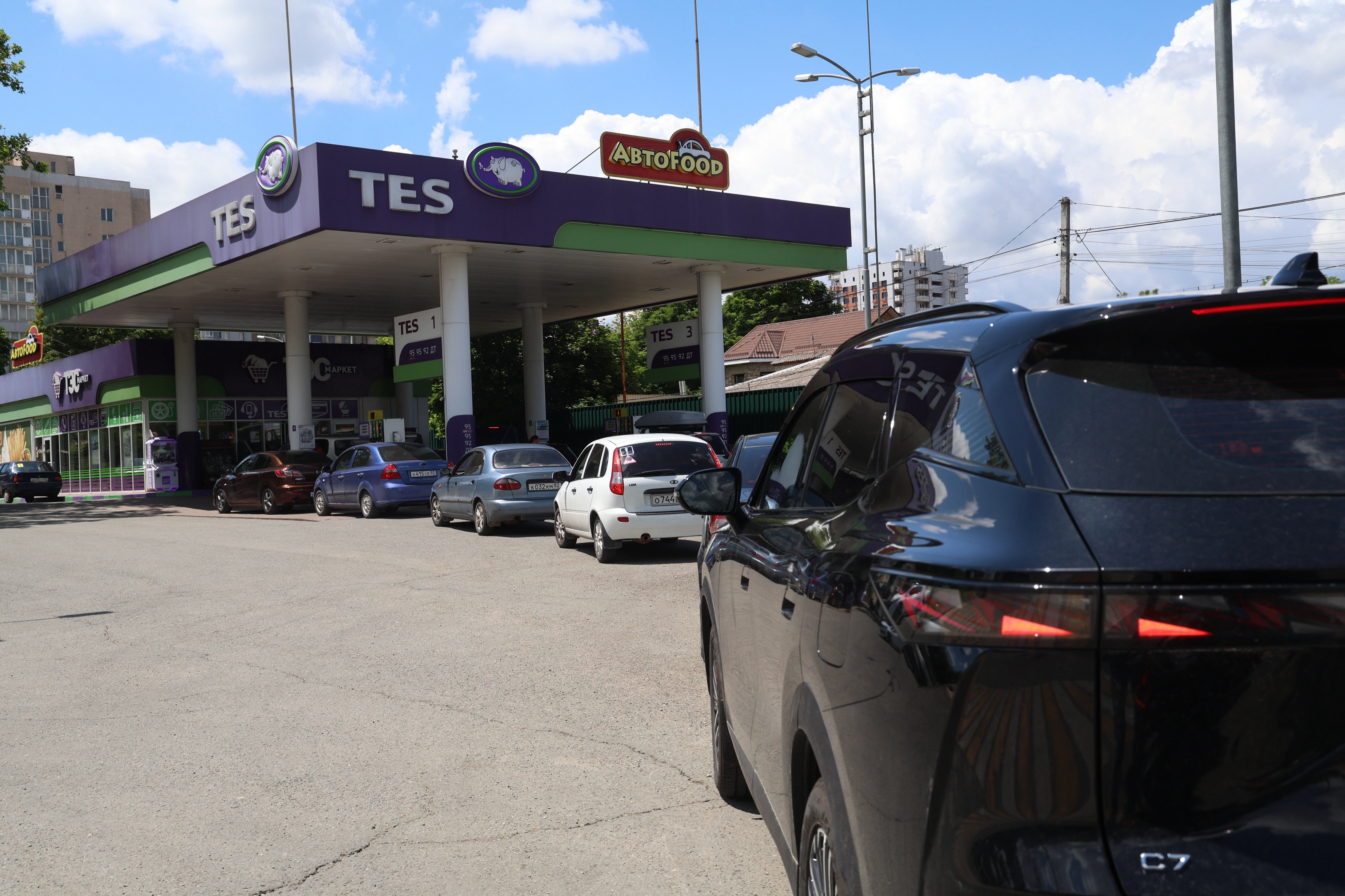 Cars line up at a petrol station in Simferopol, Crimea, Friday