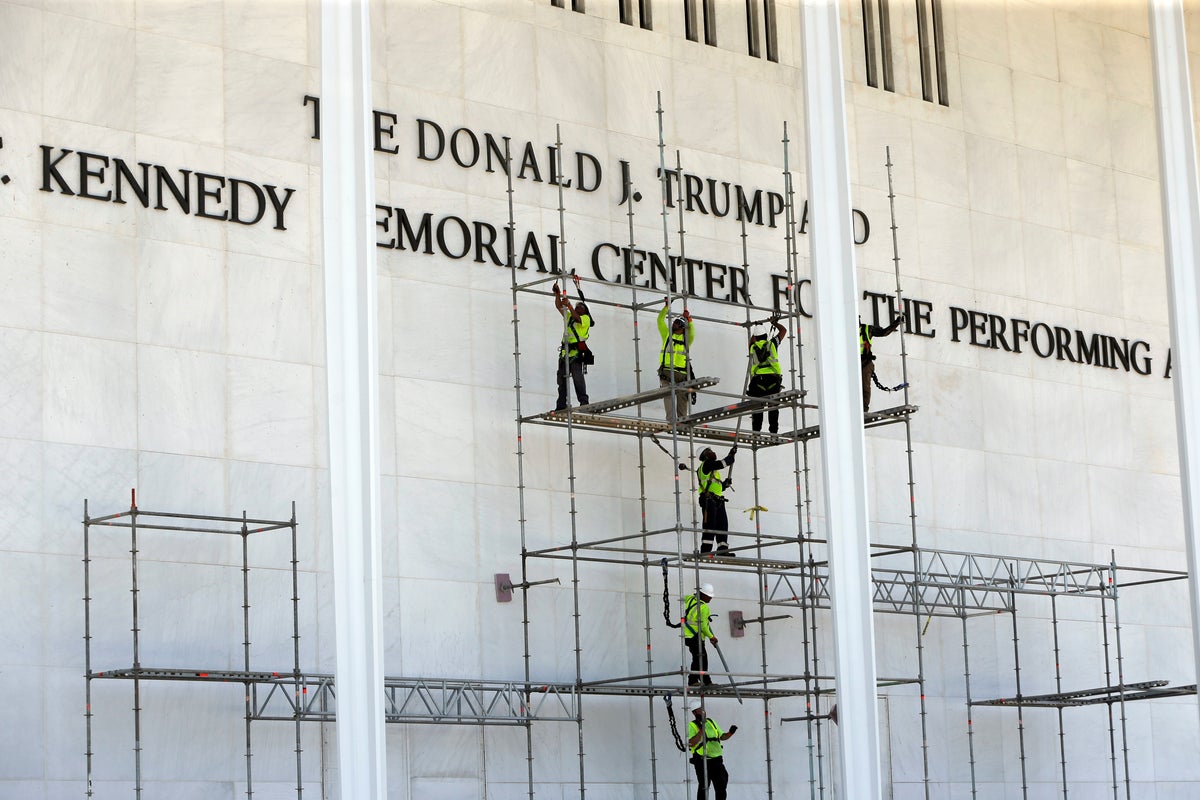 Trump'ın adı sabah erken saatlerde yapılan operasyonla Kennedy Center'ın duvarından silindi