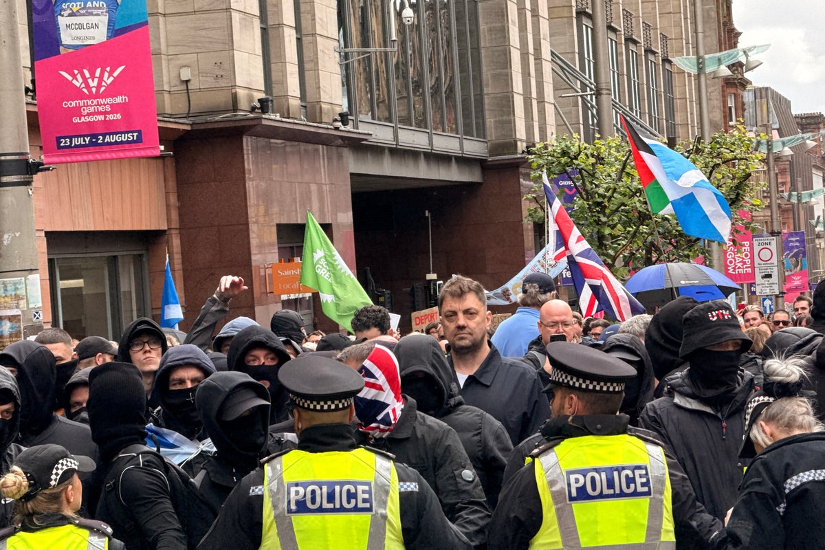 Manifestantes rivais entram em confronto em um comício anti-racismo em Glasgow após dias de agitação Manifestantes rivais entram em confronto em um comício anti-racismo em Glasgow após dias de agitação