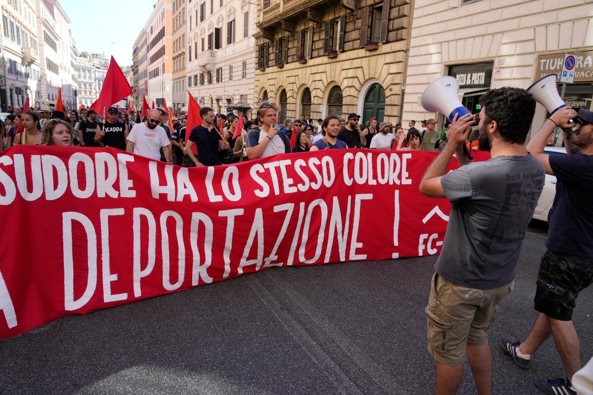 Thousands march in Rome in rival anti- and pro-migration rallies Thousands march in Rome in rival anti- and pro-migration rallies