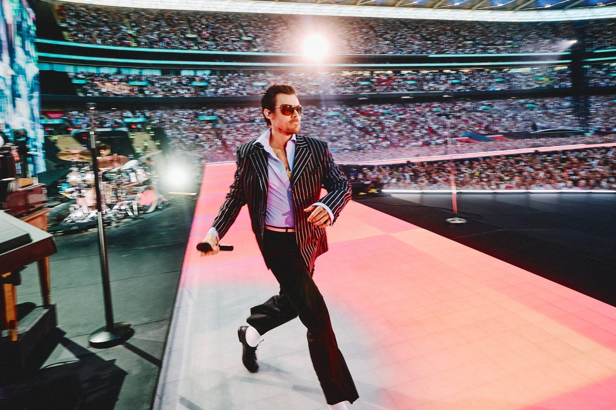 Harry Styles review: Pop star’s Wembley Stadium residency is a euphoric, vital show – UK Times Harry Styles review: Pop star’s Wembley Stadium residency is a euphoric, vital show – UK Times