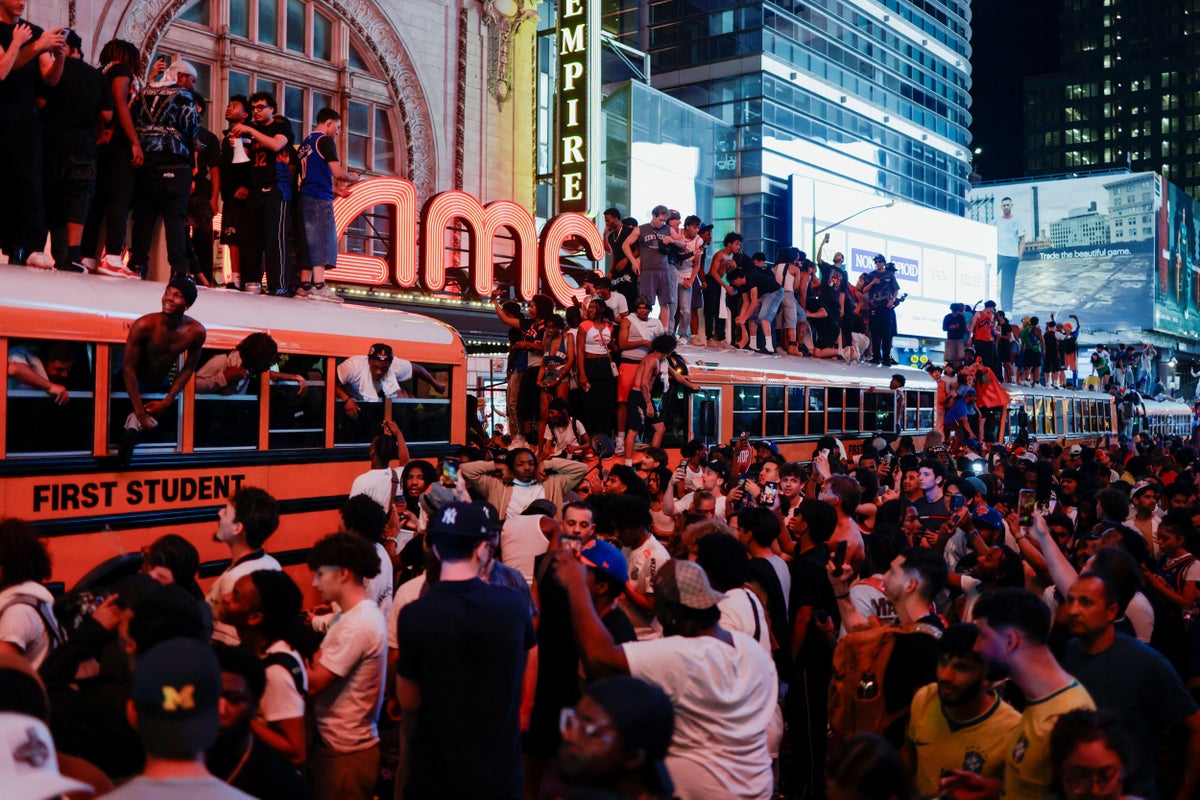 New York, Knicks'in San Antonio Spurs'a karşı kazandığı tarihi NBA şampiyonluğunu kutluyor