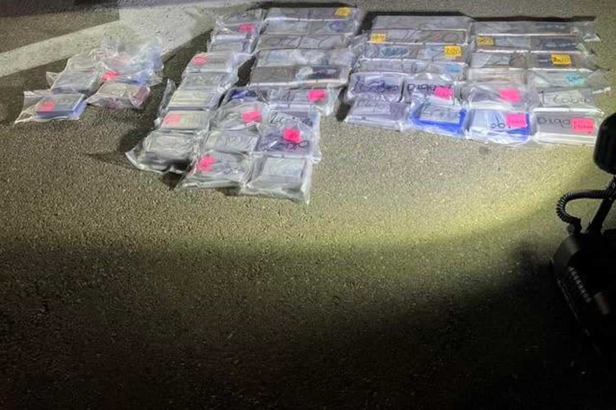 Engarrafamento na base do Corpo de Fuzileiros Navais desencadeia uma caçada humana de seis horas ao NCIS que leva à apreensão de grandes quantidades de fentanil e cocaína Engarrafamento na base do Corpo de Fuzileiros Navais desencadeia uma caçada humana de seis horas ao NCIS que leva à apreensão de grandes quantidades de fentanil e cocaína