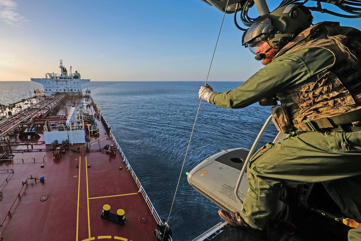 Navio da Marinha Sombria Russa oficialmente detido na costa do Reino Unido após apreender o Comando da Marinha Real